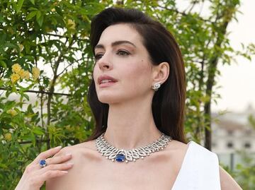 Anne Hathaway luce como princesa con espectacular vestido dorado