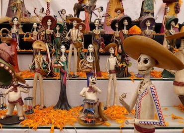 Alistan en Morelia octava Feria de Las Calacas de Capula