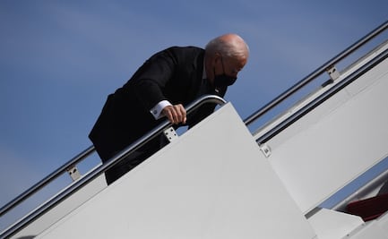 Joe Biden tropieza varias veces al subirse al Air Force One rumbo a Atlanta
