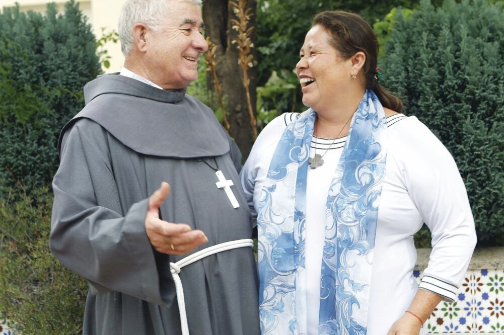 Norma Romero, coordinadora de Las Patronas, junto con el padre Isidoro Macías de la Cruz Blanca, conocido como el Padre Patera, en Cádiz, España (A. CARRASCO RAGEL. EFE)
