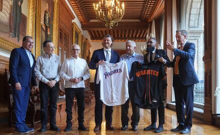 AMLO se reúne con el empresario Alfredo Harp Helú y figuras de la Major League Baseball