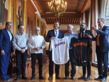 AMLO se reúne con el empresario Alfredo Harp Helú y figuras de la Major League Baseball
