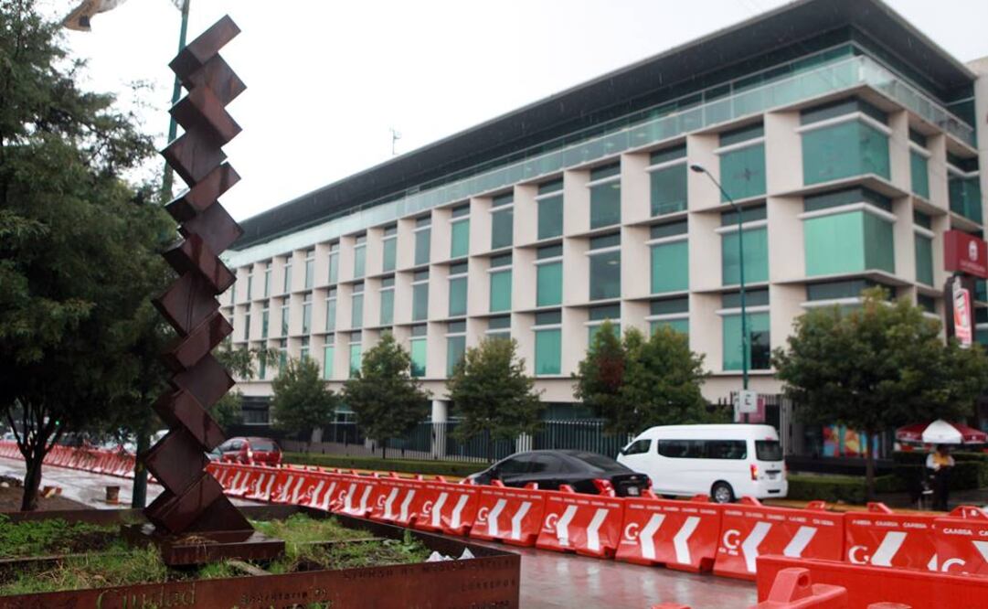 Después de permanecer seis años sobre los camellones de la Avenida Vasco de Quiroga, 18 esculturas de la exposición Columnas que  en 2000  se presentó en Paseo de la Reforma y que luego fueron trasladadas al Bosque de Aragón, volverán a ser reubicadas. FOTO: Cristopher Rogel Blanquet/EL UNIVERSAL.