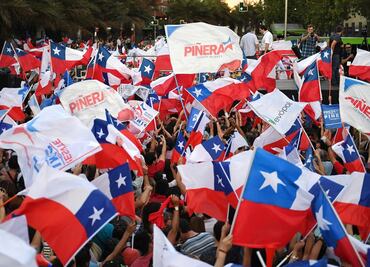 Miles de chilenos celebran en las calles triunfo de Piñera