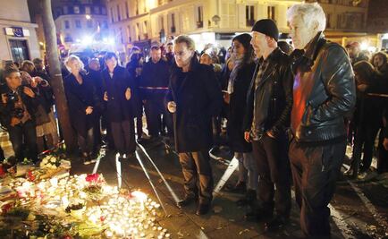Integrantes de U2 visitan el Bataclan de París