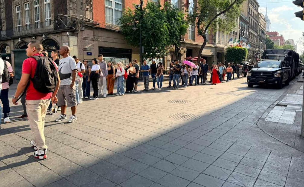 Zócalo de la CDMX mantiene acceso controlado por vallas metálicas; comercios reportan afectaciones.
Foto: Arturo Ordaz Díaz/ EL UNIVERSAL