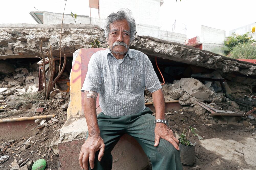Jaime Tirso Pérez Venancio, a la entrada de la que fue la Casa de Cultura de San Gregorio Atlapulco (FOTOS: LUIS CORTÉS. EL UNIVERSAL)