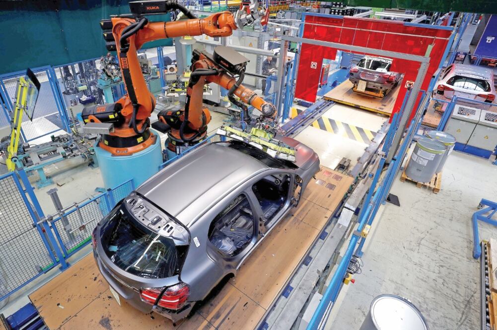 Un posible arancel de 25% que puede imponer EU a las importaciones de autos amenaza a una industria europea que aún no se logra recuperar por completo tras el escándalo de motores a diésel en 2015. Foto: KAI PFAFFENBACH. REUTERS