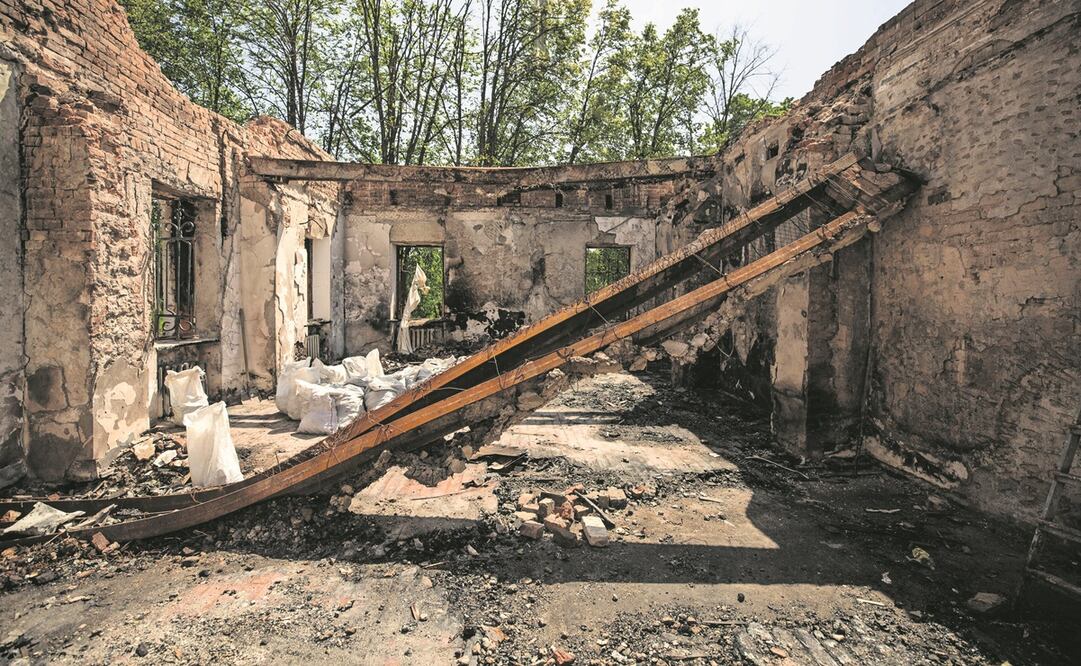 El museo dedicado al filósofo Hryhoriy Skovoroda fue destruido por un misil ruso en Skorodynovka. Foto: Esteban Biba. EFE