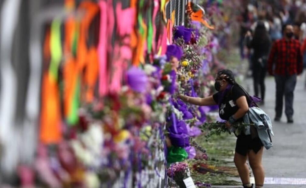 "Da miedo y coraje. No quisiéramos ser nosotras"; dicen mujeres al colocar flores en vallas 