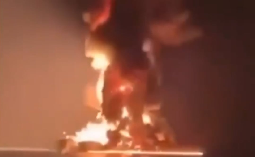 Una columna de humo se eleva tras uno de los ataques aéreos que impactaron la ciudad portuaria de Hudeida, en Yemen, durante la escalada de tensión en el mar Rojo (24/07/2026). Foto: Captura de pantalla