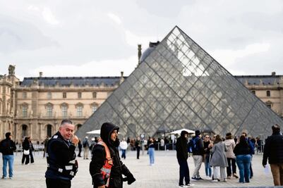 El Louvre enfrenta presiones por seguridad y estructura; Cultura francesa pide calma y reparaciones escalonadas