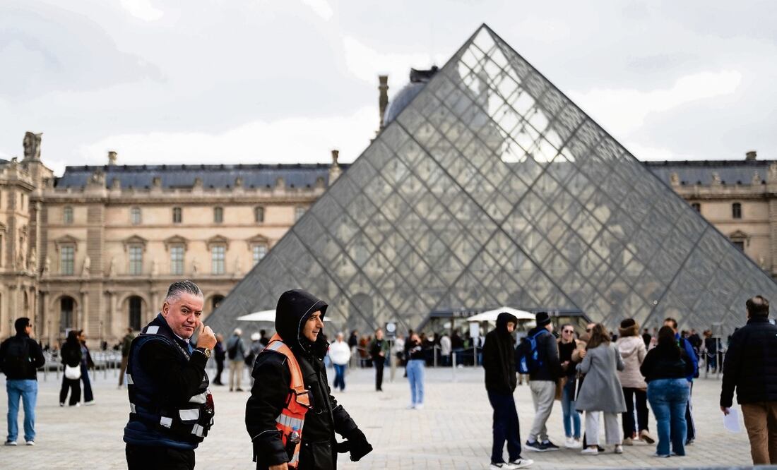 Guardias de seguridad privada patrullan el patio de la pirámide del Louvre, diseñado por el arquitecto chino-estadounidense Ieoh Ming Pei, en París, el 3 de noviembre pasado. Foto: de JULIE SEBADELHA. AFP