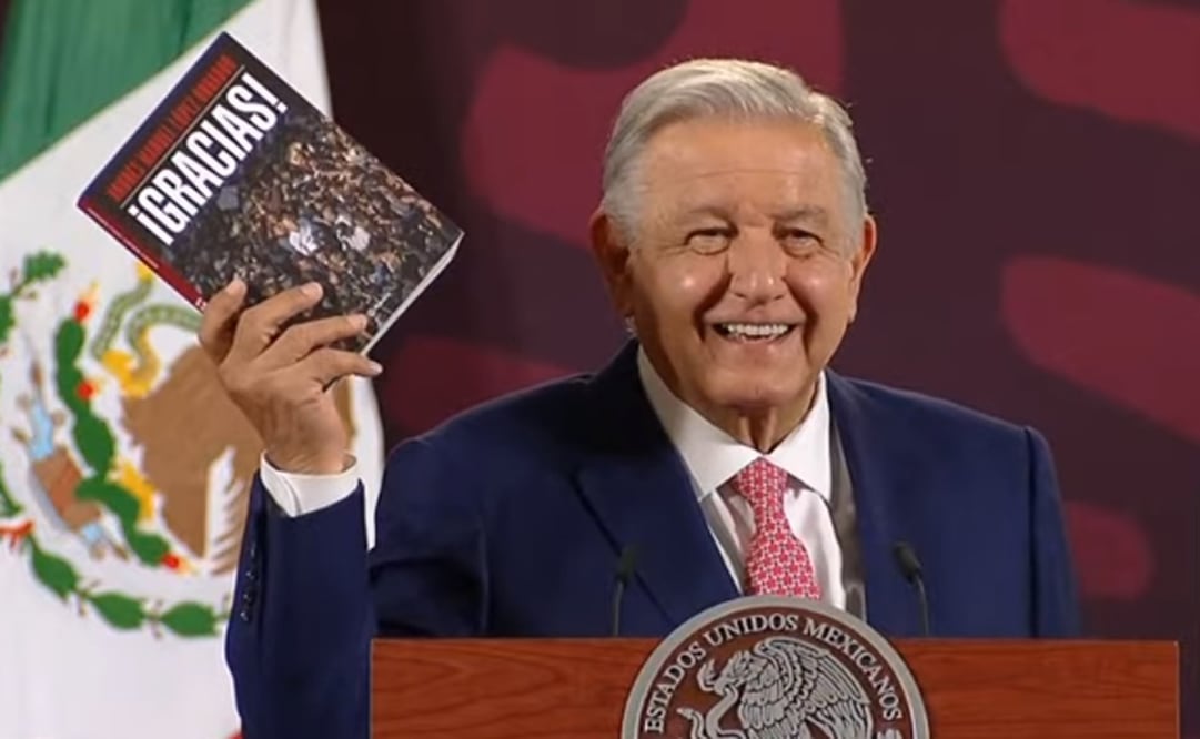 López Obrador volvió a leer en su mañanera un fragmento de su libro "¡Gracias!". Foto: Especial