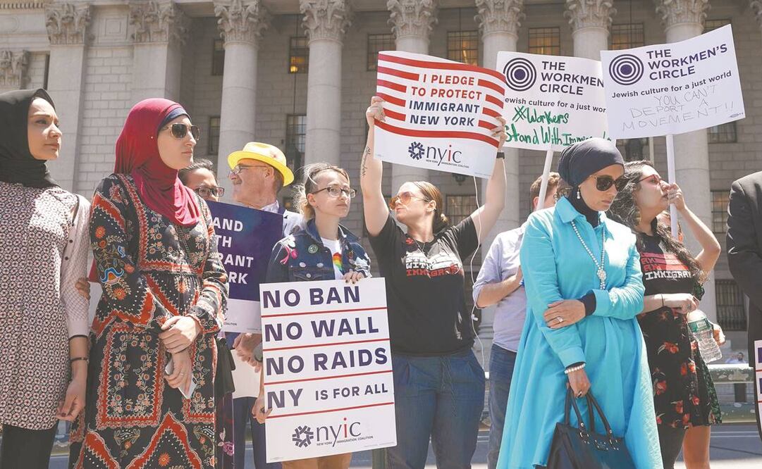 Activistas proinmigrantes durante una conferencia, en Nueva York. El gobierno busca suspender visas a estudiantes extranjeros con clases virtuales. Foto: DON EMMERT. AFP