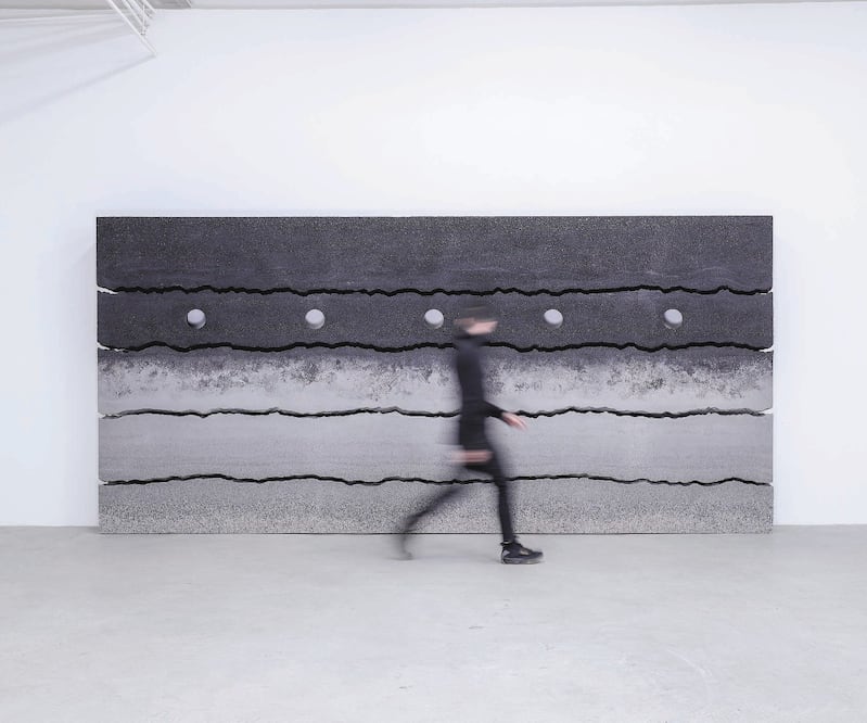 Strata Wall, pared de arena, sílice y piedra caliza que estará en el lounge de Audemars Piguet. Fotos/CORTESÍA