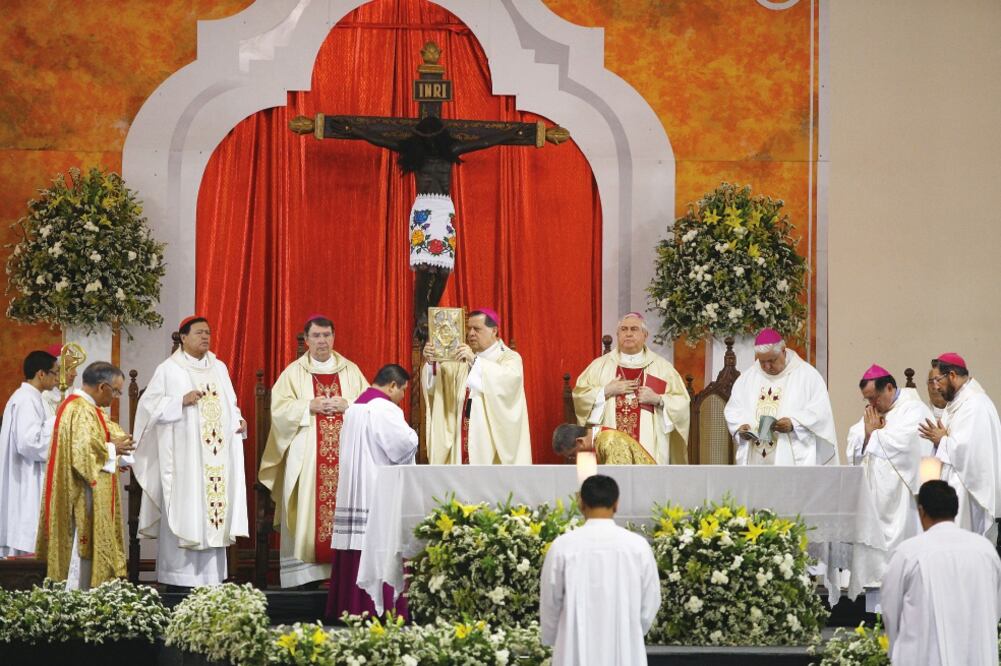 Acompañaron al nuevo arzobispo el nuncio Christophe Pierre y el cardenal Norberto Rivera, además de personajes políticos de Mérida (LORENZO HERNANDEZ. EL UNIVERSAL)