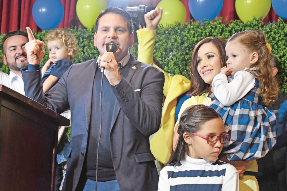Fabricio Alvarado, candidato del Partido de Restauración Nacional, celebra luego de que las autoridades electorales de Costa Rica confirmaron su victoria en las elecciones del domingo (EZEQUIEL BECERRA. AFP)