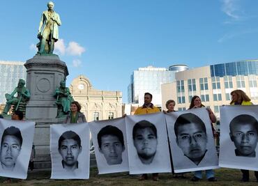 Recuerdan frente a Parlamento Europeo a normalistas desaparecidos de Ayotzinapa