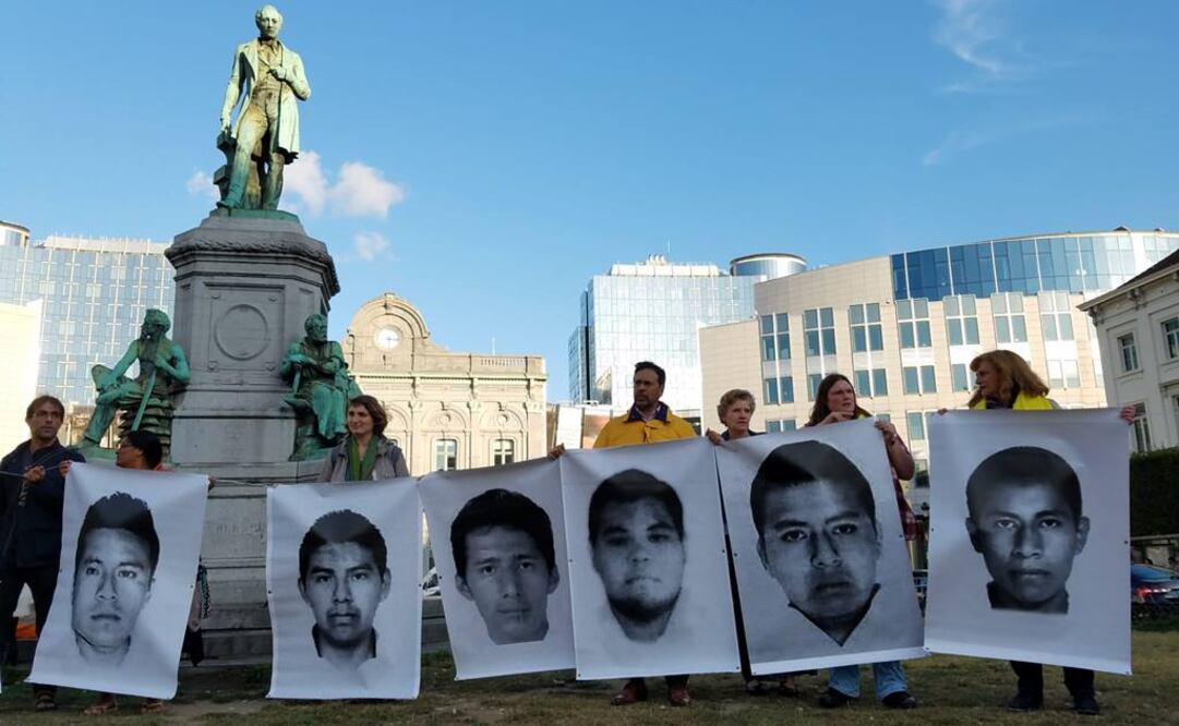 Manifestación por desaparecidos de Ayotzinapa frente al Parlamento Europeo, Bruselas (Foto: Inder Bugarin)