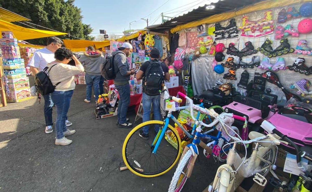 Feria del juguete a un costado del metro Velódromo en la alcaldía Iztacalco. Foto: Juan Carlos Williams/EL UNIVERSAL