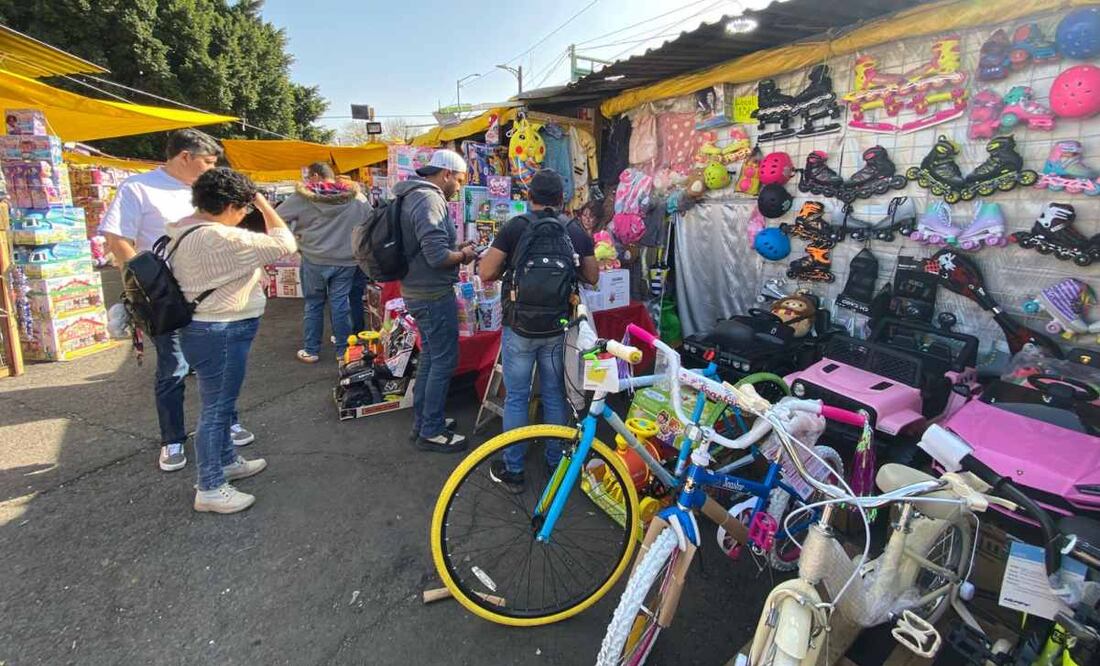 Feria del juguete a un costado del metro Velódromo en la alcaldía Iztacalco. Foto: Juan Carlos Williams/EL UNIVERSAL