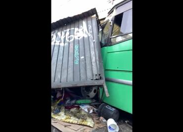 Camión pierde el control e impacta varios puestos semifijos sobre JC Bonilla y la calzada Zaragoza; reportan 4 heridos