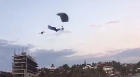 Muere una paracaidista al chocar contra otro en Puerto Escondido