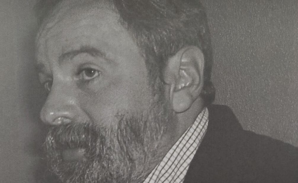 Ricardo Pérez Montfort como director de la Revista de la Universidad. Foto: Agustin Estrada 2002/ Reproducciones del libro "La incansable tarea de mirar lejos de Bonilla Artigas Editores."