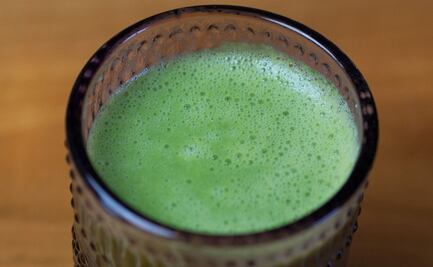 Disfruta los beneficios de esta refrescante agua de perejil con limón