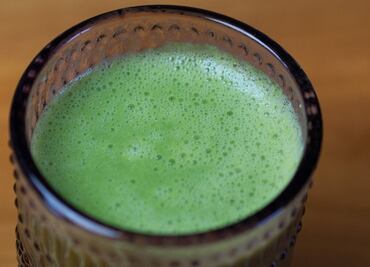 Disfruta los beneficios de esta refrescante agua de perejil con limón