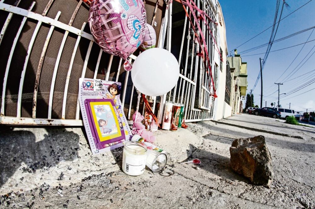 Una ofrenda fue colocada frente a un domicilio de Playas de Tijuana, donde fue hallada muerta una mujer, y su bebé, de seis meses, enterrada en el patio (FOTO: Joebeth Terríquez. EL UNIVERSAL)