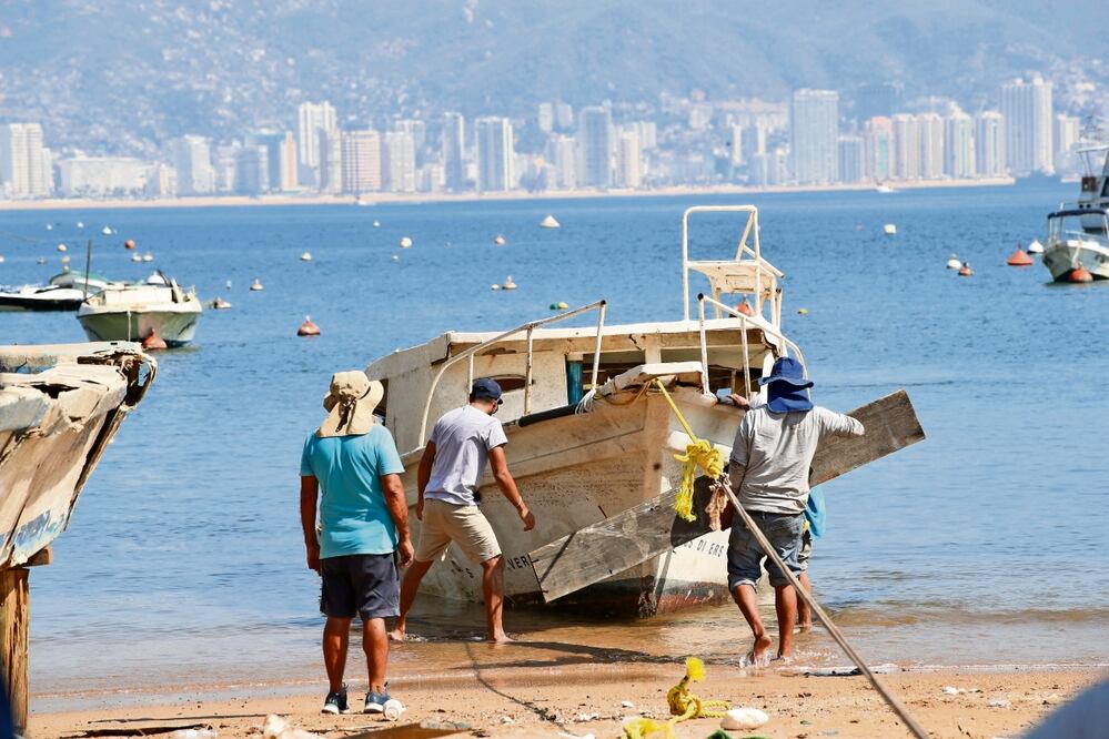 Pescadores recuperan poco a poco su vida cotidiana y con dinero prestado ponen en marcha sus embarcaciones para salir a pescar. Foto: Especial
