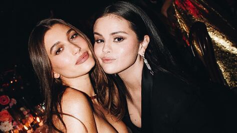 Selena Gomez y Hailey Bieber posan juntas por primera vez, derriban mito de "enemistad"