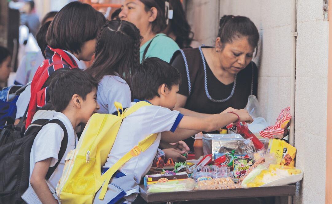 A unos metros de distancia de las escuelas, los niños encuentran las golosinas, frituras y bebidas azucaradas que están prohibidas en el interior de los planteles. Foto: de Darío Luna. El Universal