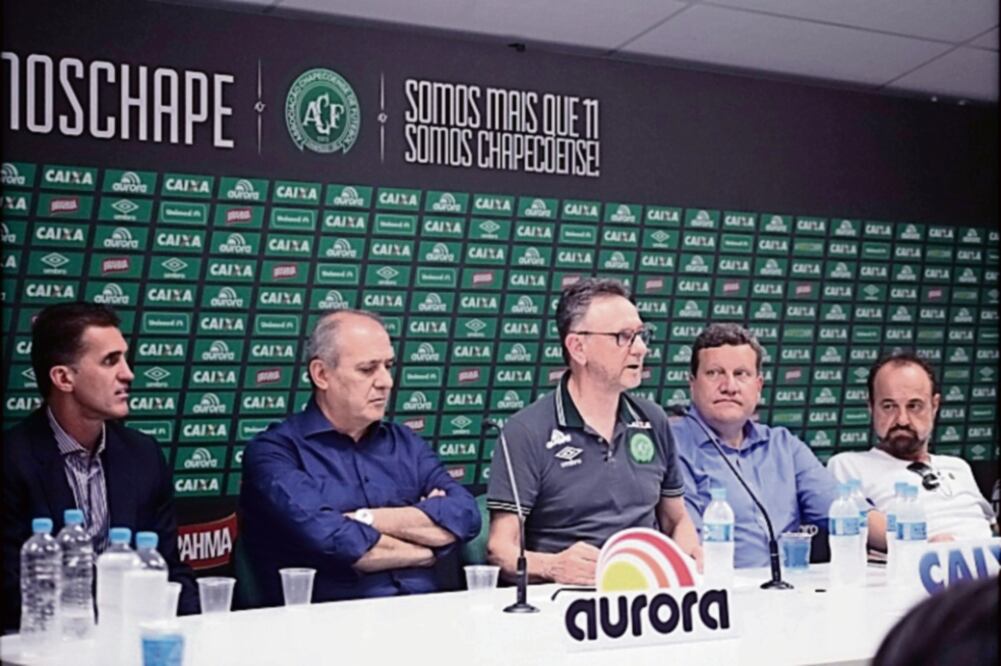 Mancini (centro) dará continuidad del proceso de su predecesor. (CLUB CHAPECOENSE)