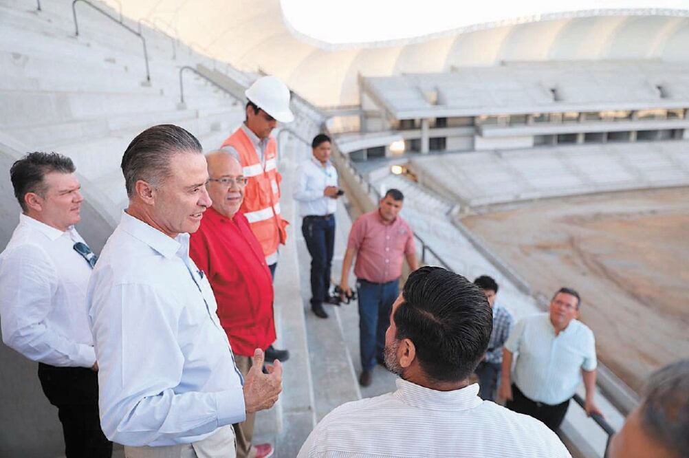 El gobernador Quirino Ordaz Coppel realizó un recorrido por los trabajos de construcción del nuevo estadio de futbol en Mazatlán. Foto: ESPECIAL