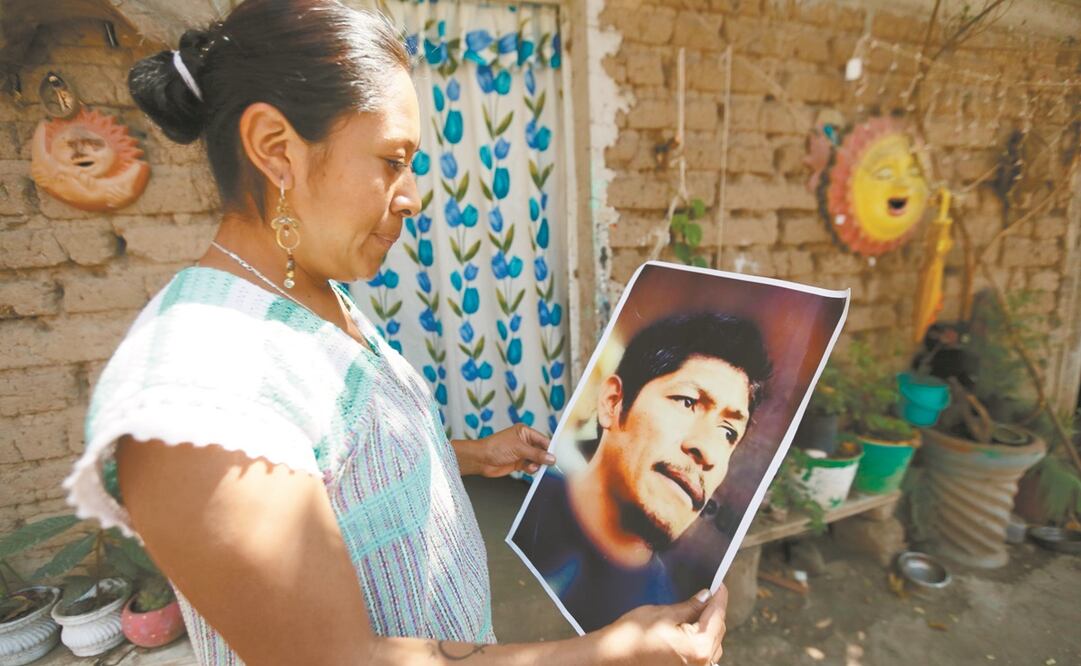 Liliana Velásquez sostiene el retrato de su esposo Samir Flores, líder opositor a la termoeléctrica de Huexca asesinado hace un año. Foto: DIEGO PRADO. EL UNIVERSAL
