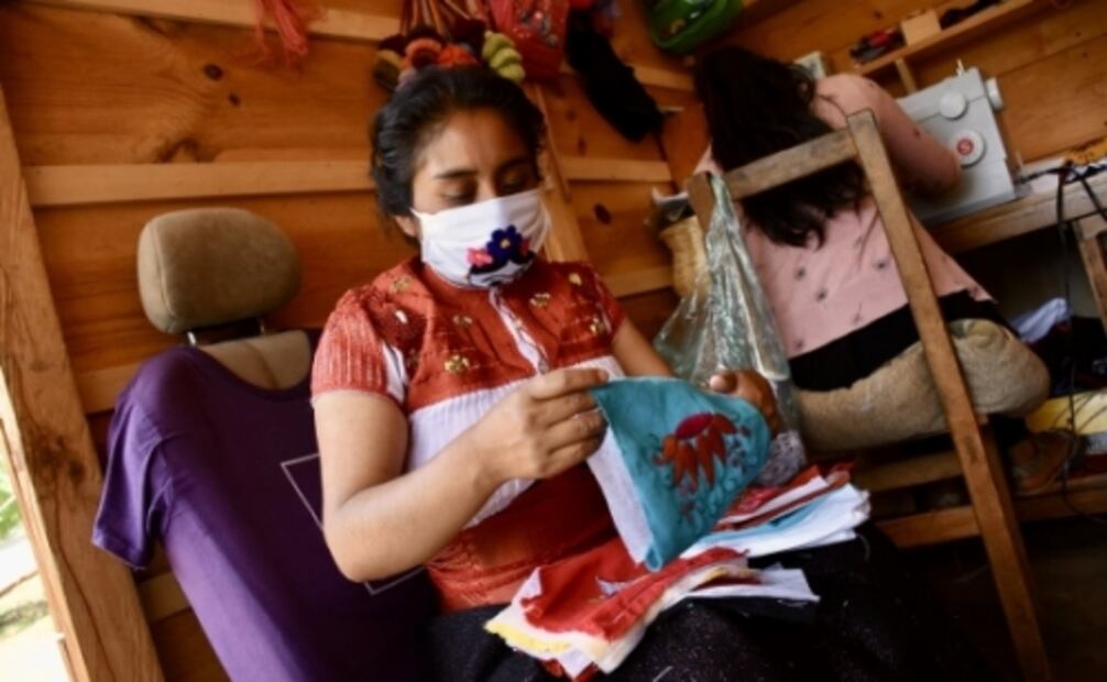 Artesanas plasman su ingenio con cubrebocas