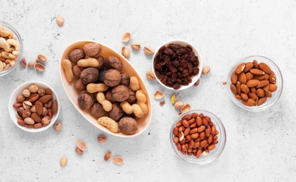 Las almendras deben remojarse para remover su piel con facilidad. Foto: Freepik