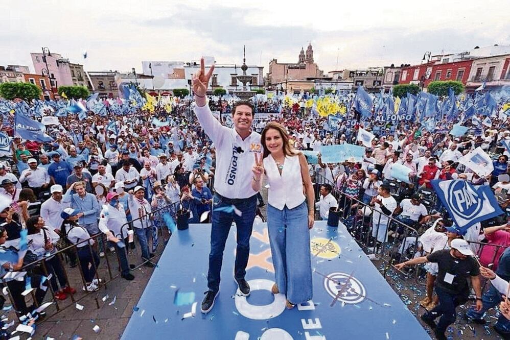 Alfonso Martínez (izq.) es investigado por autoridades federales por posible ejercicio ilícito del servicio público, peculado y delincuencia organizada. Foto: Especial