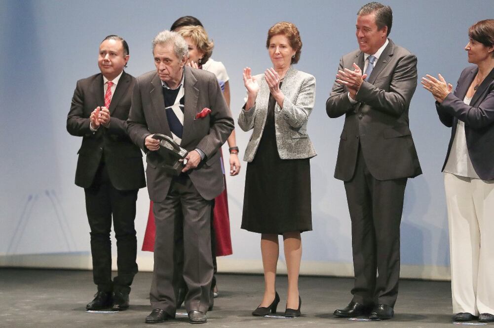 El director de orquesta Enrique Bátiz agradece la entrega de la Presea Cervantina, a su izquierda, la secretaria de Cultura, María Cristina García Cepeda, y el gobernador Miguel Márquez (ARIEL OJEDA. EL UNIVERSAL)