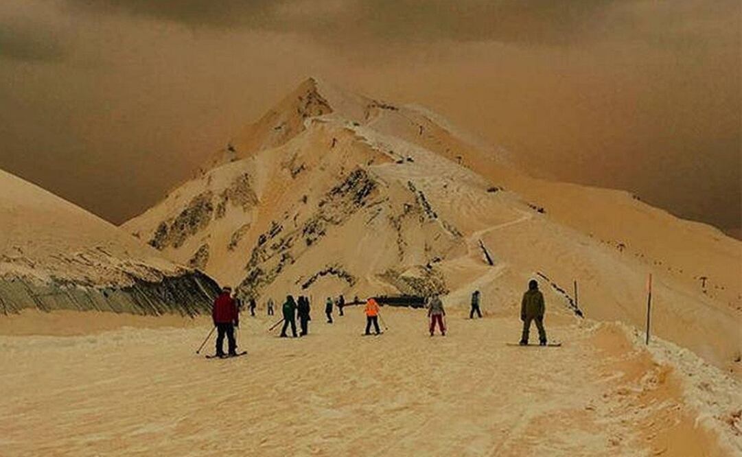 La nieve anaranjada ha sido vista en las montañas en la región rusa de Sochi. (FOTOS: Tomadas de Twitter)