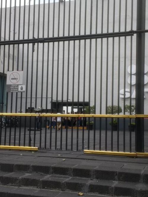 Manifestantes invaden en instalaciones del SAT