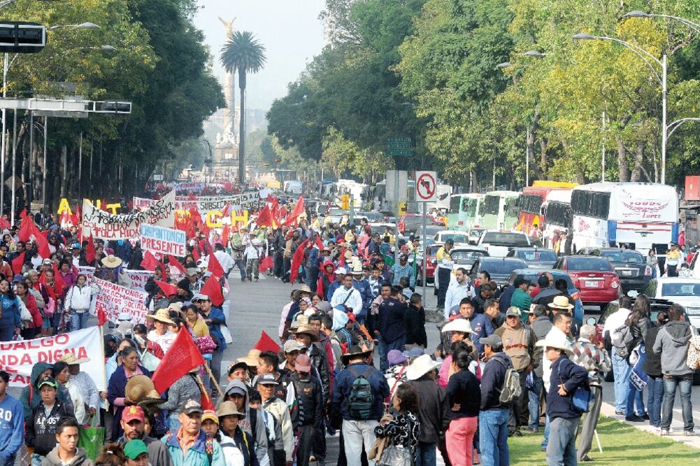 Los manifestantes que llegaron a la ciudad de México desde las tres de la mañana de ayer, iniciaron su marcha a las 06:30 de la mañana en Paseo de la Reforma y a las tres de la tarde se dispersaron (EDUARDO SÁNCHEZ. EL UNIVERSAL)