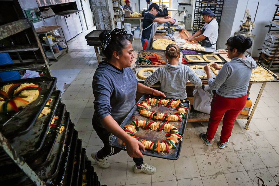 Una panadería utiliza 10 empleados para poder hacer más de 2 mil roscas durante la temporada de Reyes. Foto: Diego Simón / EL UNIVERSAL