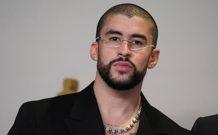 Bad Bunny luce clásico y elegante traje sin camisa en los Oscars