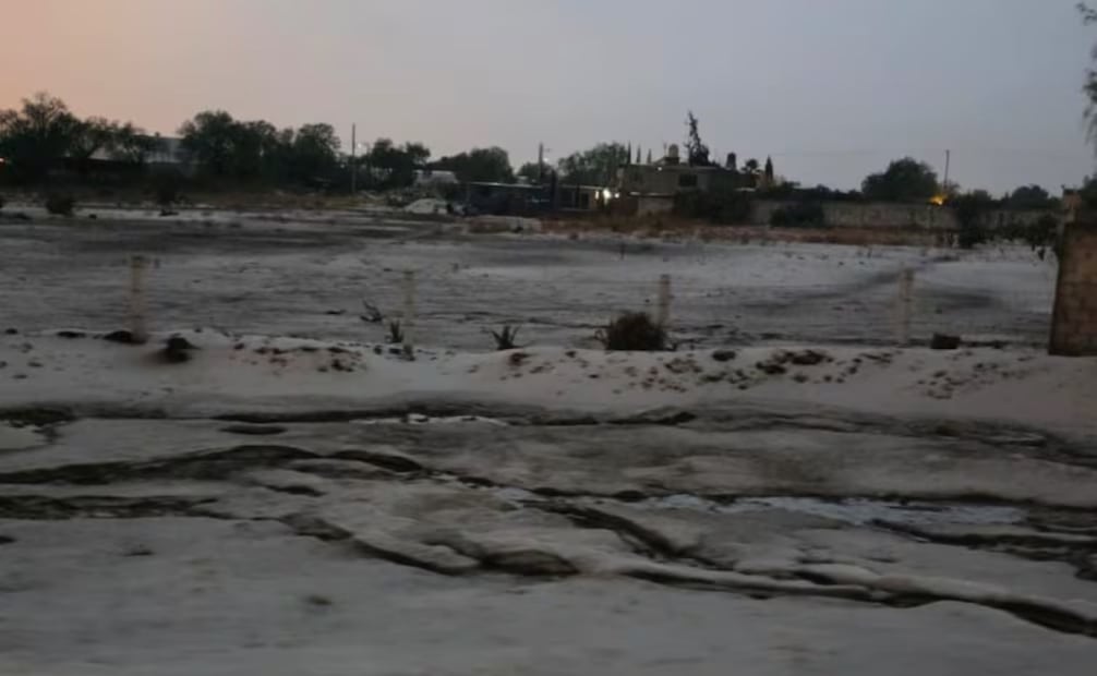 El tramo hacia el AIFA en la autopista México-Pachuca se convirtió en una trampa de hielo para los automovilistas. Foto Especial