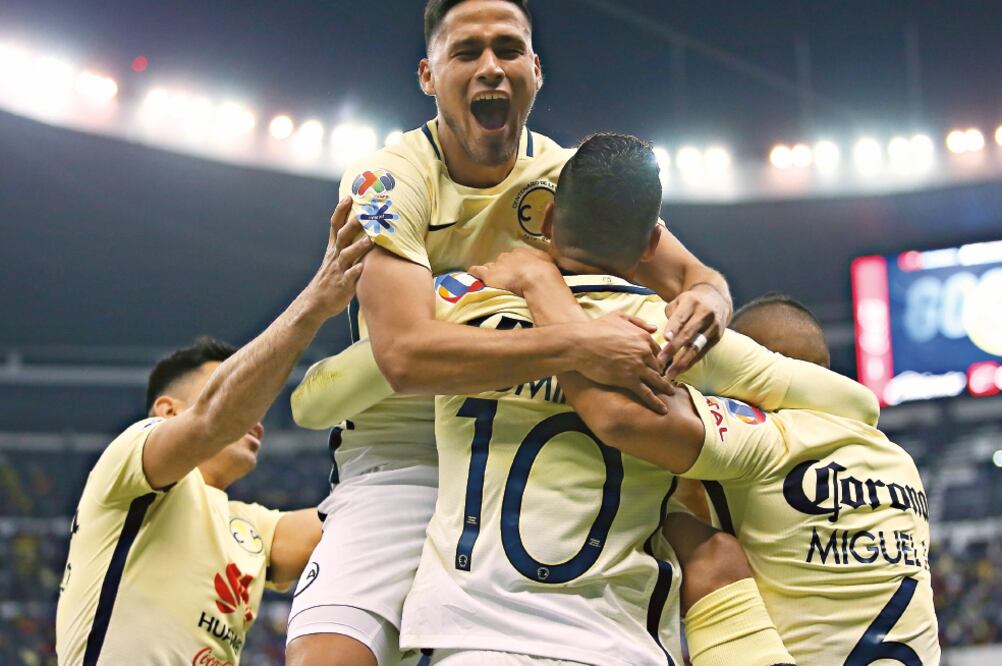 Cecilio recibió un gran pase de lado a lado para tenderse y de “palomita” consumar el triunfo en el Estadio Azteca (CARLOS MEJÍA. EL UNIVERSAL)