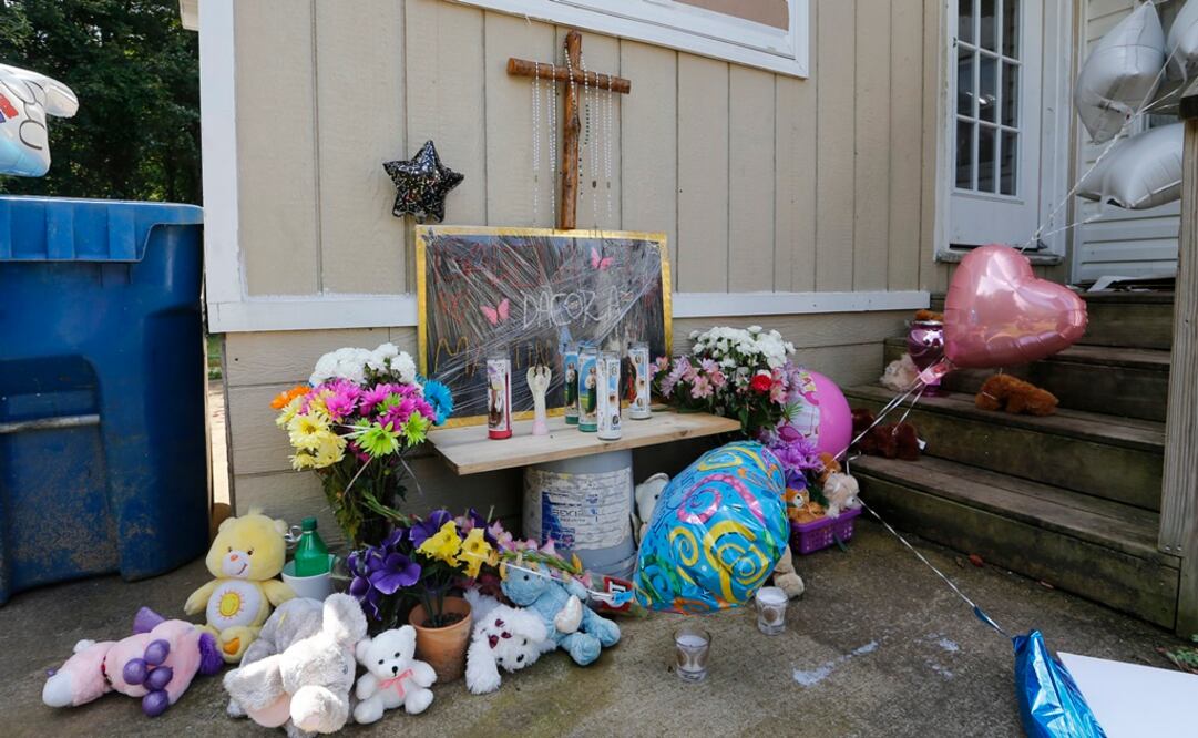 Homenaje a la familia asesinada fuera de su casa (Foto: AP)